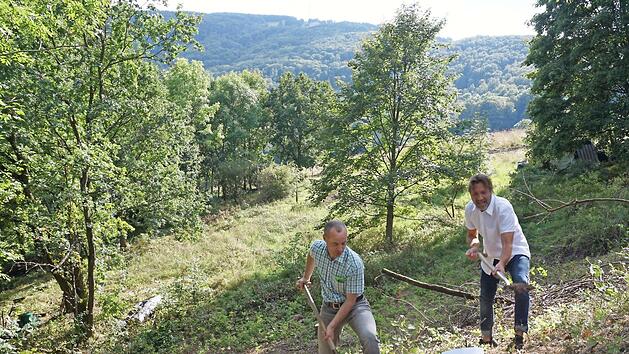 Spatenstich von Michael Faltum (rechts) und Architekt Klaus Abert (links) f&uuml;r das besondere Bauprojekt in Haselbach.