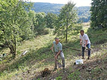 Spatenstich von Michael Faltum (rechts) und Architekt Klaus Abert (links) für das besondere Bauprojekt in Haselbach.