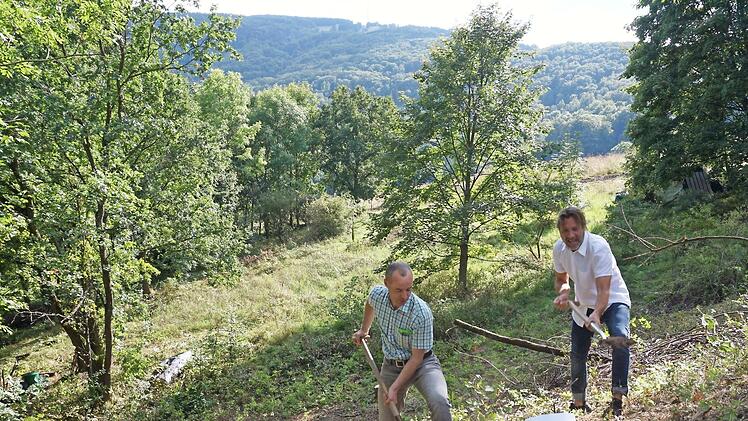 Spatenstich von Michael Faltum (rechts) und Architekt Klaus Abert (links) für das besondere Bauprojekt in Haselbach.