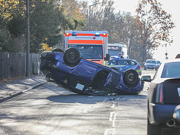 Auto &uuml;berschl&auml;gt sich bei Unfall in Dambach