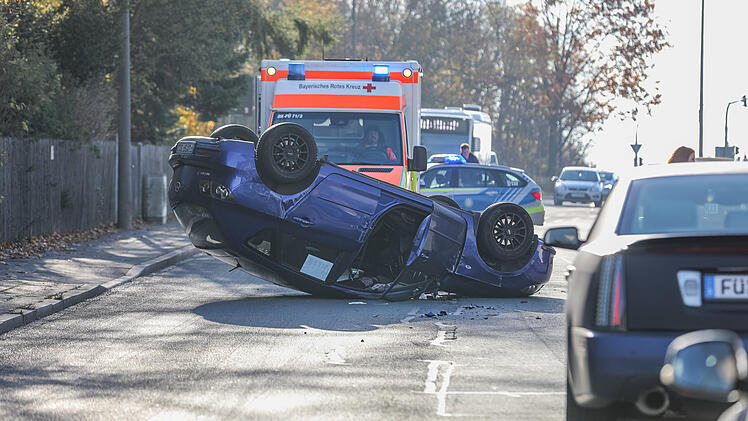 Auto &uuml;berschl&auml;gt sich bei Unfall in Dambach
