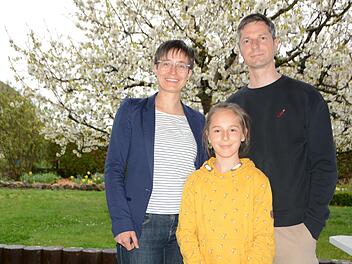 Janin Henkel-Oberländer, ihrem Mann Jan und Tochter Mila gefällt es in Mainleus. Vor allem der zum Wohnhaus gehörende große und schön angelegte Garten hat es Familie angetan.