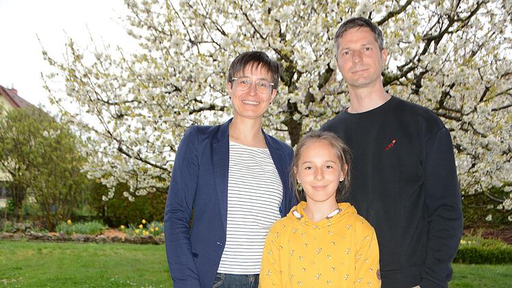 Janin Henkel-Oberländer, ihrem Mann Jan und Tochter Mila gefällt es in Mainleus. Vor allem der zum Wohnhaus gehörende große und schön angelegte Garten hat es Familie angetan.