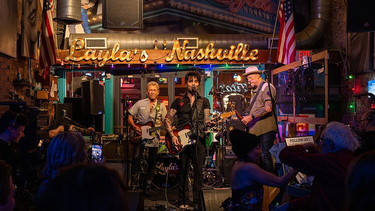 Peter Maffay (links) und der einheimische Musiker Peter Graham (zweiter von links) performen "Sonne in der Nacht" im "Layla's Honky Tonk" in Nashville.