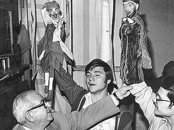 Wolfgang Herrnleben (Mitte) 1978 mit dem Gründer der Bamberger Puppenbühne, Hans Herrnleben (links), und Dietmar Herrnleben  Foto: pr