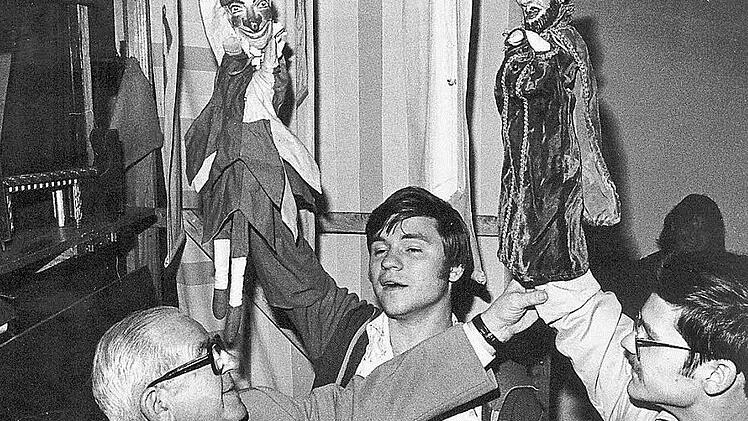 Wolfgang Herrnleben (Mitte) 1978 mit dem Gründer der Bamberger Puppenbühne, Hans Herrnleben (links), und Dietmar Herrnleben  Foto: pr