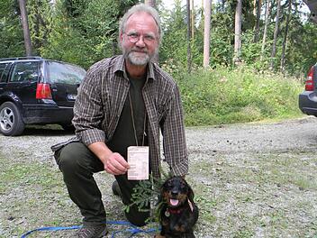 Kleiner Dackel ganz groß: Herrchen Werner Wagner ist stolz auf seine Inka, die die Jagdprüfung bestanden hat.