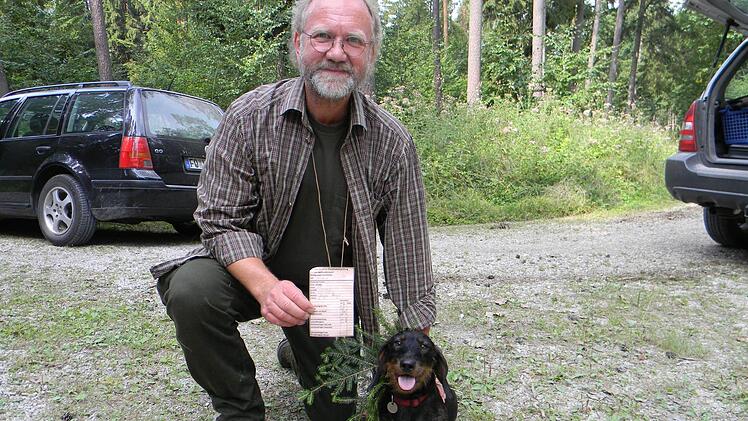 Kleiner Dackel ganz groß: Herrchen Werner Wagner ist stolz auf seine Inka, die die Jagdprüfung bestanden hat.