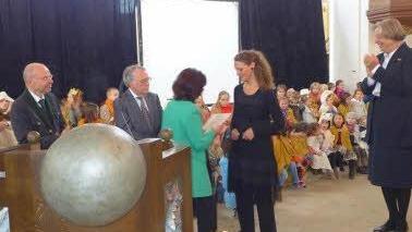 Kasper (Zweite von rechts) nimmt den Preis entgegen.