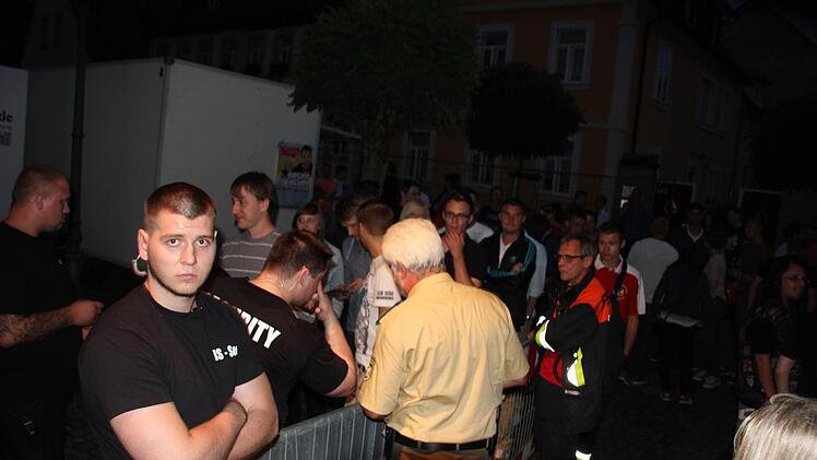 Absprache mit den Security-Kräften vor der Beach-Party.