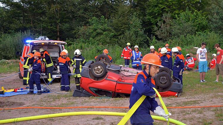 Zu den Aufgaben der Jugendlichen gehörte die Bergung von Verletzten nach einem Verkehrsunfall. Fotos: Dill/Feuerwehr