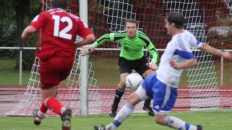 Thomas Schneider vom TSV Staffelstein (links)kommt gegen Daniel Holder vom SV Ketschendorf zum Abschluss, doch der Ball landete in den Armen von Torhüter Mike Pochmann. Foto: Hartmut Klamm