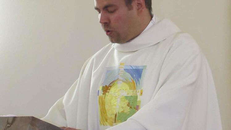 Kaplan Johannes Saffer bei seinem Begrüßungsgottesdienst in der Creidlitzer St.-Elisabeth-Kirche. Foto: Martin Koch
