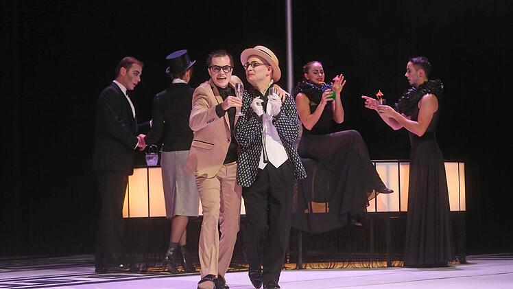 Szene aus "Ball im Savoy" am Landestheater CoburgFoto: Henning Rosenbusch