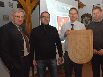 Ein neues Ortswappen aus Holz übergab Bürgermeister Wolfram Thein an die Birkenfelder Ortsvertreter. Von links zu sehen sind auf dem Bild der Kreisheimatpfleger Günter Lipp, der den Entwurf gestaltete, Volker Neu, wolfram Thein und Gemeinderat Rupert Fichtner.  Foto: Gerhad Schmidt