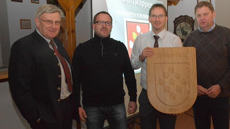 Ein neues Ortswappen aus Holz übergab Bürgermeister Wolfram Thein an die Birkenfelder Ortsvertreter. Von links zu sehen sind auf dem Bild der Kreisheimatpfleger Günter Lipp, der den Entwurf gestaltete, Volker Neu, wolfram Thein und Gemeinderat Rupert Fichtner.  Foto: Gerhad Schmidt