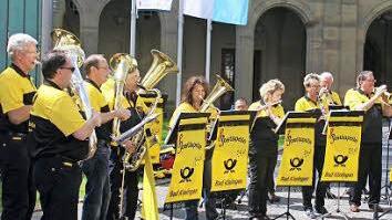 Vor dem Regentenbau spielte die Postkapelle ein Standkonzert.