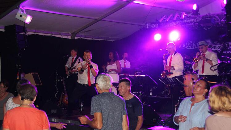"Gruppe bei der Arbeit" - und deren Produkt kann sich hören lassen. "Band at work" mit dem Commodores-Klassiker "Brickhouse". Foto: Ralf Kestel
