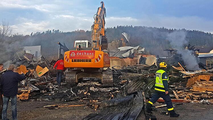Die Lagerhalle einer Gärtnerei in Altenkunstadt (Kreis Lichtenfels) wurde völlig zerstört. Der Schaden ist enorm. Foto: News5/Merzbach