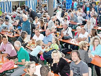 Wenn beim Dorffest noch ein freier Platz zu entdecken war hieß es leider fast immer "reserviert".  Fotos: Klaus Gagel