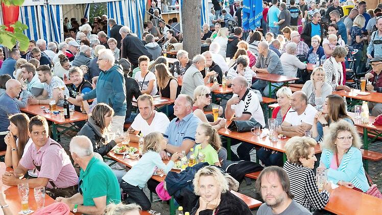 Wenn beim Dorffest noch ein freier Platz zu entdecken war hieß es leider fast immer "reserviert".  Fotos: Klaus Gagel