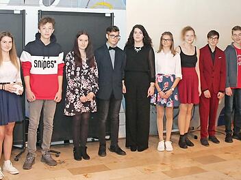 Viel Beifall erhielten die Sch&uuml;ler der 9. Jahrgangsklasse der Montessorischule Mitwitz, hier zusammen mit Lehrer Michael Kolb (l.) bei der Pr&auml;sentation ihrer Arbeiten. Foto: Herbert Fischer