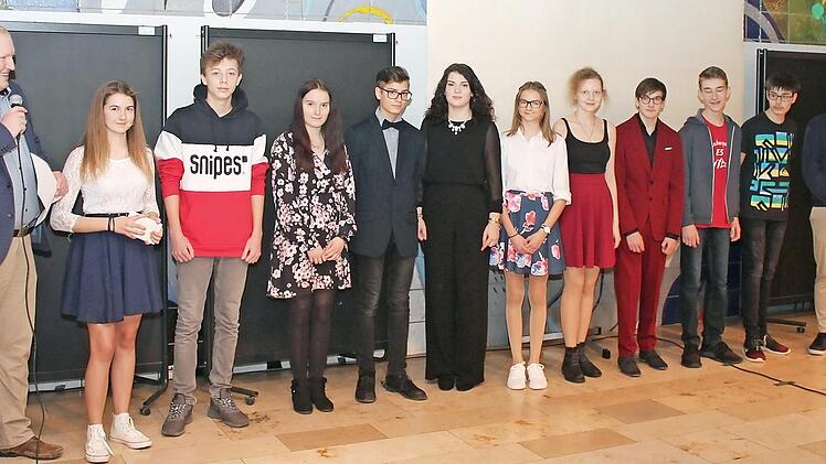 Viel Beifall erhielten die Sch&uuml;ler der 9. Jahrgangsklasse der Montessorischule Mitwitz, hier zusammen mit Lehrer Michael Kolb (l.) bei der Pr&auml;sentation ihrer Arbeiten. Foto: Herbert Fischer