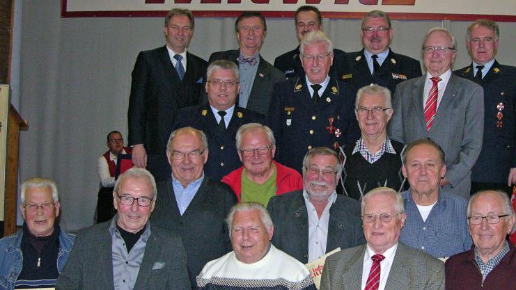 Langj&auml;hrige Mitglieder der Mitwitzer Feuerwehr mit ihren Urkunden und Jubil&auml;umsg&auml;ste  Foto: oso