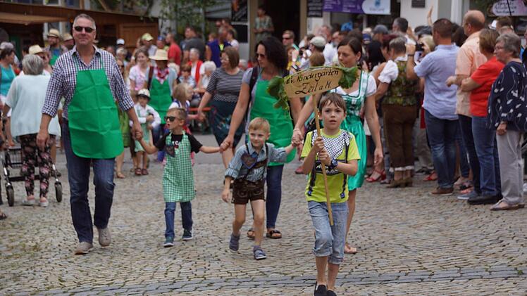 Der Kindergarten durfte beim Festzug nicht fehlen.Sabine Weinbeer