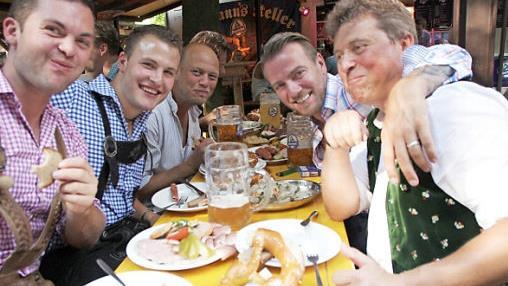 Freude am Essen gehört zum vertrauten Bild in der Genussregion Forchheim.  Foto: Josef Hofbauer