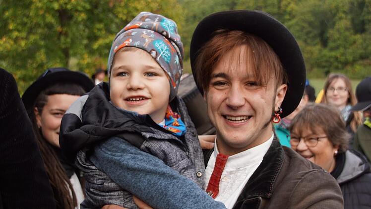 Zurück in den Armen der Familie nach vier Jahren und vier Monaten auf der Walz, war Patenkind Lennox der erste, der Moritz um den Hals fiel.