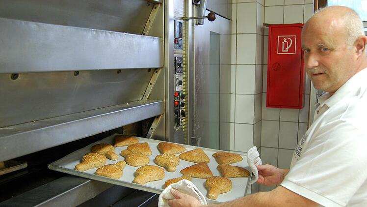 Walter Emmert mit legendären Dätschern auf dem Backblech.
