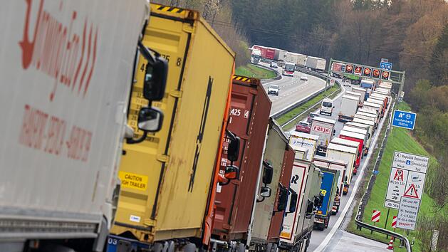 Unfall im Urlaubsverkehr: Lkw auf A9 umgekippt - langer Stau