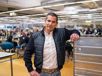 "Am Puls"-Presenter Mitri Sirin steht in einer deutschen Produktionshalle. Unsere Krankmeldungen sind auf einem Rekordhoch. Im Europa-Vergleich sind wir Spitzenreiter. Galten die Deutschen nicht mal als diszipliniert und fleißig? Was ist passiert? Die ZDF-Reportage "Am Puls mit Mitri Sirin: Blaumacher-Republik Deutschland?" will es herausfinden.