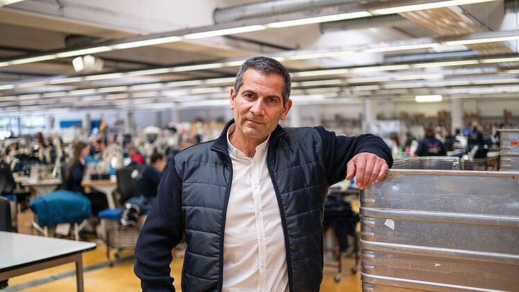 "Am Puls"-Presenter Mitri Sirin steht in einer deutschen Produktionshalle. Unsere Krankmeldungen sind auf einem Rekordhoch. Im Europa-Vergleich sind wir Spitzenreiter. Galten die Deutschen nicht mal als diszipliniert und fleißig? Was ist passiert? Die ZDF-Reportage "Am Puls mit Mitri Sirin: Blaumacher-Republik Deutschland?" will es herausfinden.