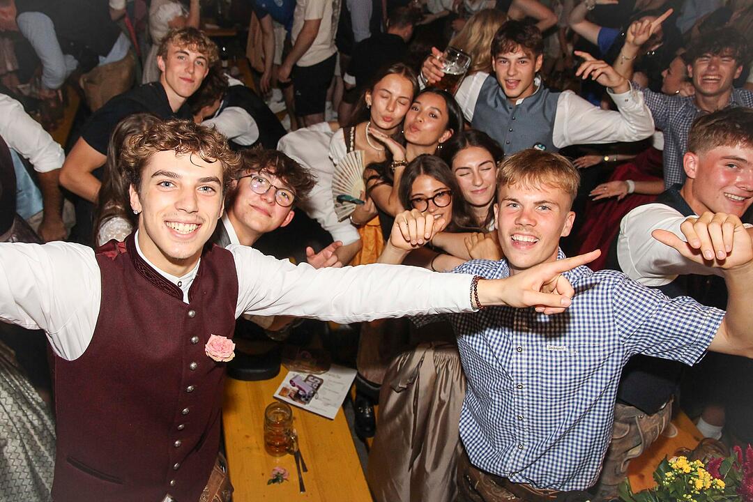 Tanzen, Feiern, Mitsingen &ndash; bayerische Partystimmung bis Mitternacht.