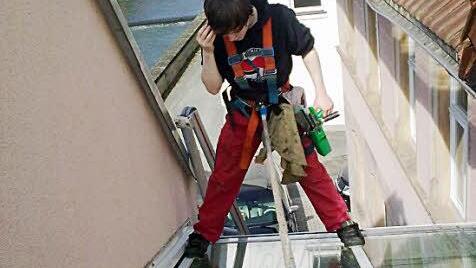 Mark Panzer hat drei Jahre lang Gebäudereiniger gelernt und besuchte die Schule in Erfurt, jetzt steigt er in Papas Fußstapfen - und putzt auch Dächer und Wintergärten, natürlich immer angeseilt.