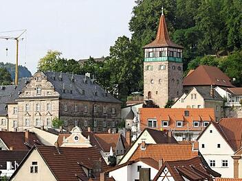 Der Rote Turm ist ein markanter Punkt im Stadtbild.Auch aus der Ferne - hier vom Schießgraben aus - sind die grünen Sicherungsnetze zu sehen.