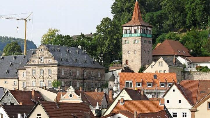 Der Rote Turm ist ein markanter Punkt im Stadtbild.Auch aus der Ferne - hier vom Schießgraben aus - sind die grünen Sicherungsnetze zu sehen.
