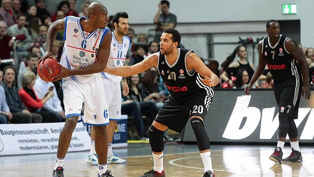Elias Harris (r.) verteidigt gegen Sassaris Topwerfer Caleb Green. Foto: sportpress