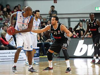 Elias Harris (r.) verteidigt gegen Sassaris Topwerfer Caleb Green. Foto: sportpress