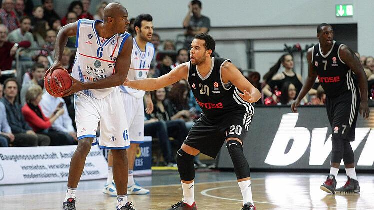 Elias Harris (r.) verteidigt gegen Sassaris Topwerfer Caleb Green. Foto: sportpress