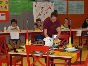 Eine tolle Idee hatte Vanessa Hack mit dem Herrichten eines Weltmeister-Tisches. Die Schüler der 8. Klasse der Oberthulbaer Mittelschule präsentierten Eltern und Firmenvertretern ihre Eindrücke von den Praxistagen und was sie dort gelernt haben. Foto: Günther Straub