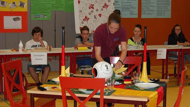 Eine tolle Idee hatte Vanessa Hack mit dem Herrichten eines Weltmeister-Tisches. Die Schüler der 8. Klasse der Oberthulbaer Mittelschule präsentierten Eltern und Firmenvertretern ihre Eindrücke von den Praxistagen und was sie dort gelernt haben. Foto: Günther Straub