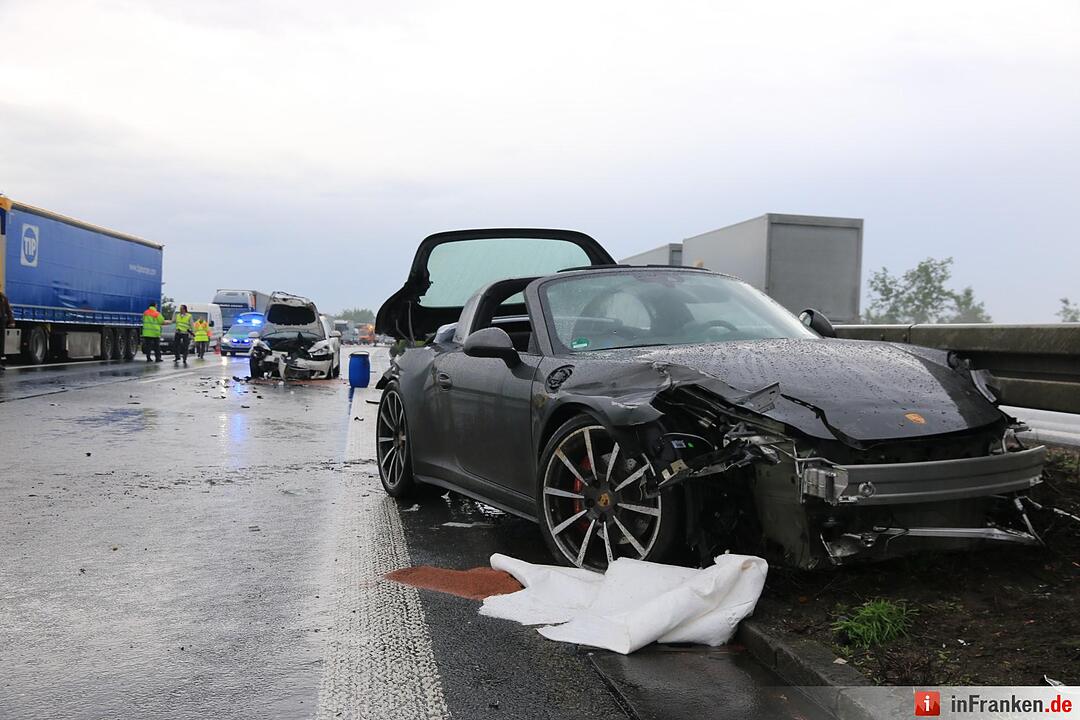 Porsche kracht in Leitplanke und wird von anderem Auto erfasst - 52-jaehrige schwebt in Lebensgefahr