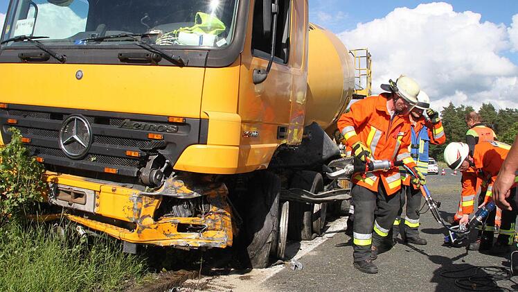 Dieser Betonlaster durchbrach gegen 16.25 Uhr auf der A70 zwischen Thurnau und Neudrossenfeld die Leitplanke und pflügte sie auf einer Länge von 50 Metern unter. Der Verkehr staute sich in beiden Richtungen. Der Fahrer wurde leicht verletzt. Fotos: Jürgen Gärtner/Jochen Nützel