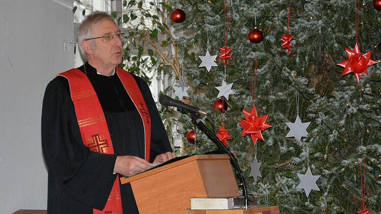Die Predigt hält er natürlich selbst: Joachim Pennig bei seinem Abschiedsgottesdienst. Foto: Björn Hein