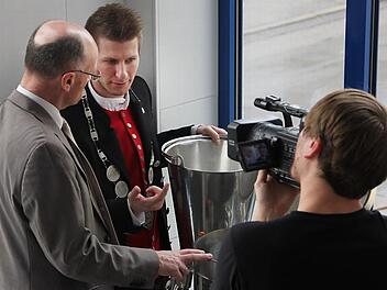 Landrat Wilhelm Schneider mit dem Bierprinz Sebastian Gocker (von links), als der in Hofheim sein eigens Bier kreierte. Foto: Andreas Lösch/Archiv