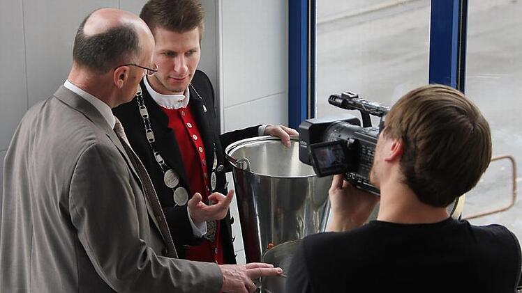 Landrat Wilhelm Schneider mit dem Bierprinz Sebastian Gocker (von links), als der in Hofheim sein eigens Bier kreierte. Foto: Andreas Lösch/Archiv