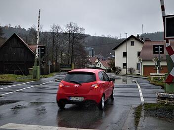 Der Bahnübergang wurde vor wenigen Tagen saniert und mit einer kleinen Anhöhung versehen, so dass die Fahrzeuge jetzt langsamer fahren.Werner Reißaus